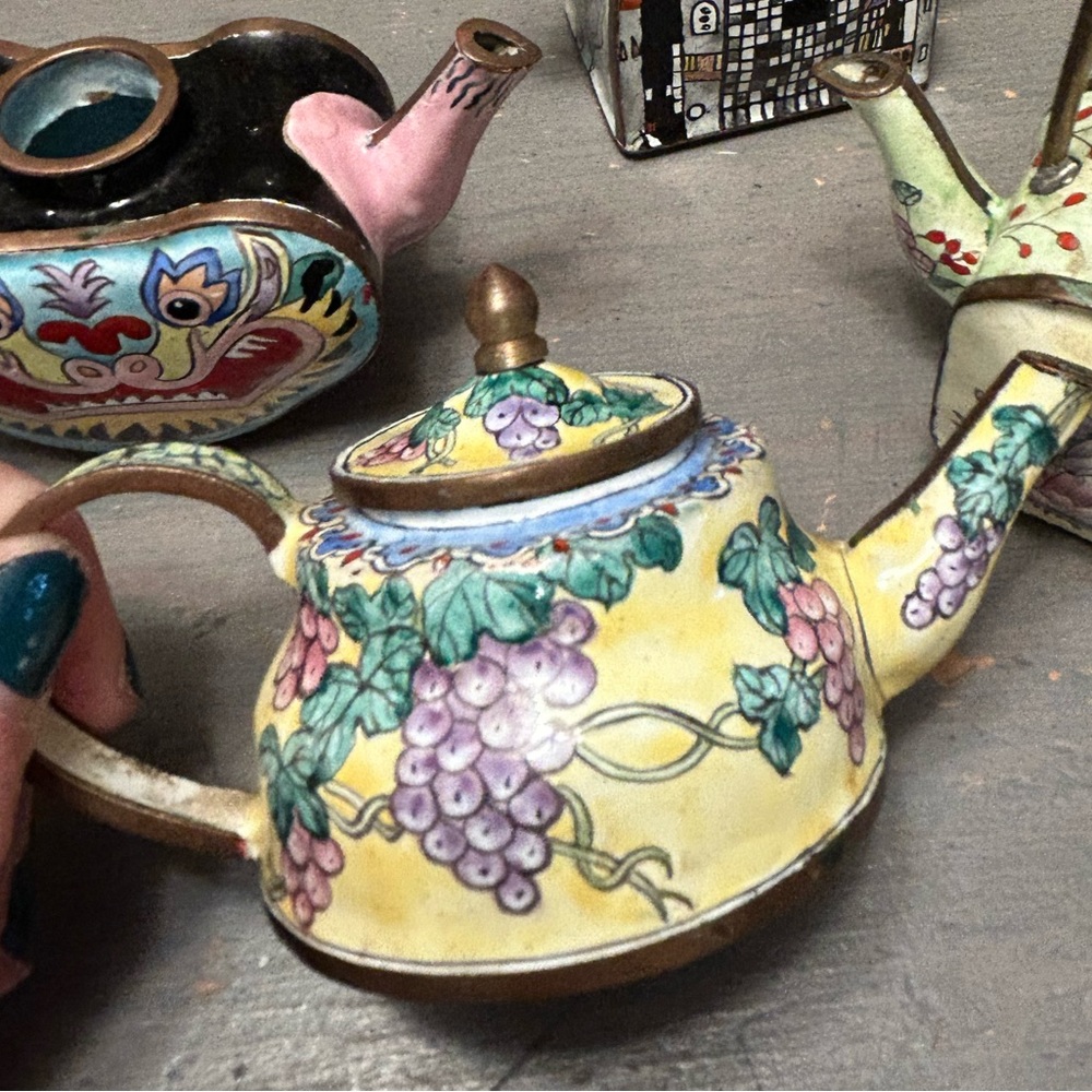 Cloisonné style teapot🩷💚